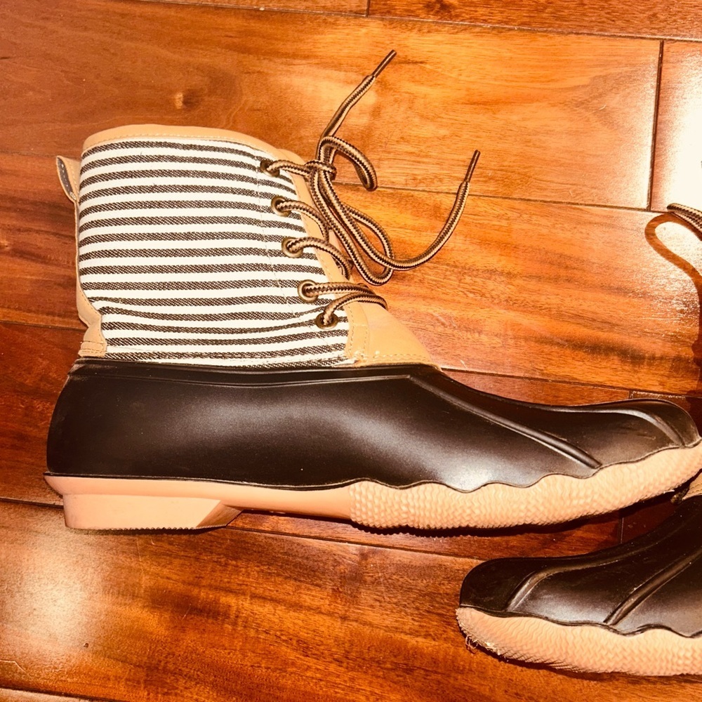 ❤️Women’s Striped Black and Tan Rain/Snow Duck Boots-size 9 - Picture 2 of 9